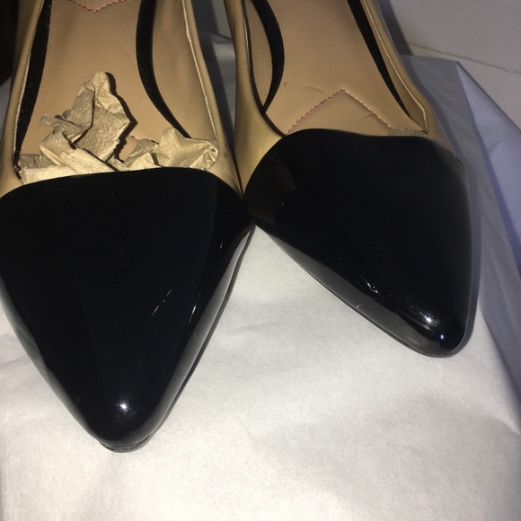 Isaac Mizrahi Pointy Cap Toe Heels Nude & Black - Picture 2 of 8